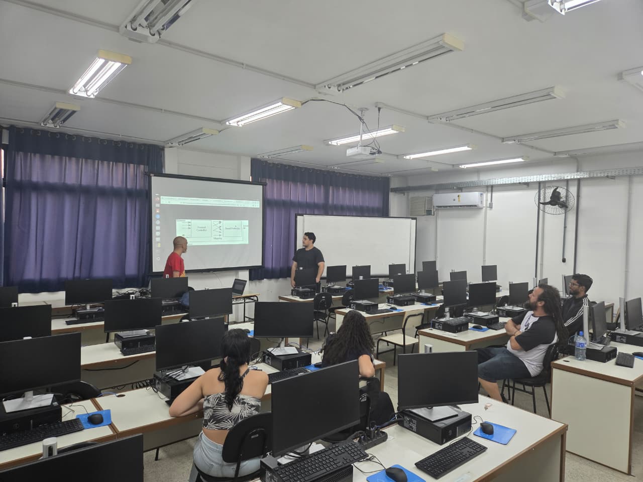Mãos tocando em telas de celulares